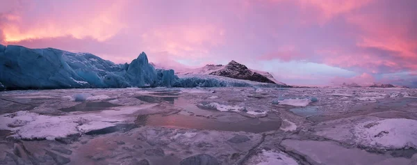美丽的冰山泻湖在 Fjallsarlon 与冰冻浮冰 冬季全景景观高分辨率 全球变暖与融冰概念 — 图库照片