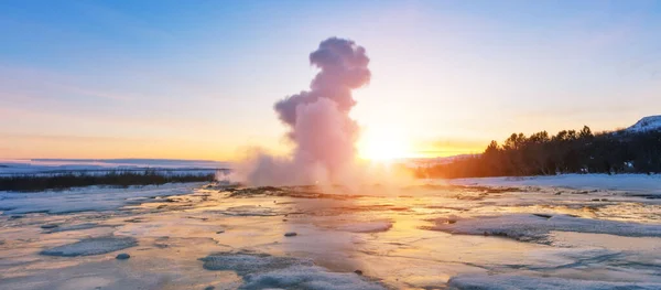 Διάσημο Geysir Στην Ισλανδία Στο Όμορφο Φως Του Ηλιοβασιλέματος Ένα — Φωτογραφία Αρχείου