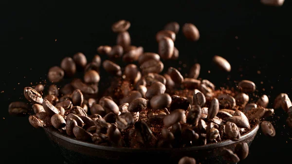 Gefrierbewegung Von Fliegenden Gerösteten Kaffeebohnen Studioaufnahme Isoliert Auf Schwarzem Hintergrund — Stockfoto