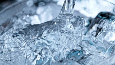 Kaya buzuna dökülen votka kadehinin ayrıntıları. Süper makro çekim.