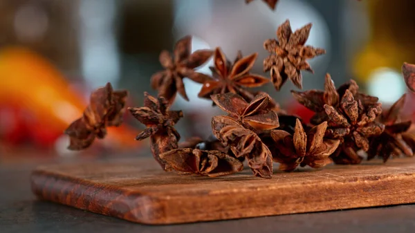 Kesme tahtasına düşen anason hareketini dondur. Uçan yiyecek kavramı.