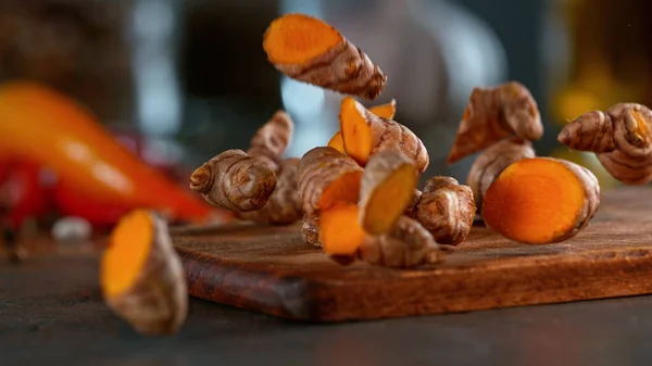 Movimento Congelamento Della Curcuma Cruda Cadente Sul Tagliere Concetto Cibo — Foto Stock