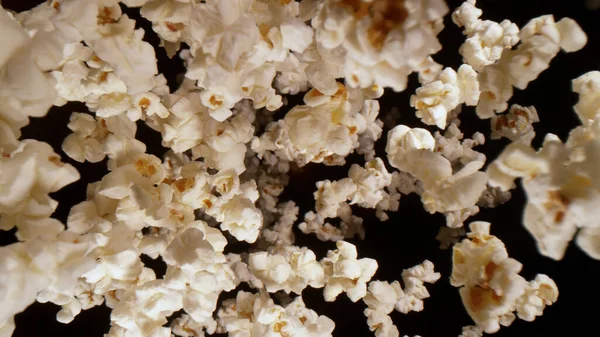 Makró Felvétel Hulló Popcornról Fekete Háttérrel Repülő Élelmiszer Fagyasztott Mozgása — Stock Fotó