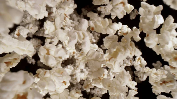 Makroaufnahme Von Fallendem Popcorn Auf Schwarzem Hintergrund Gefrierbewegung Von Fliegendem — Stockfoto