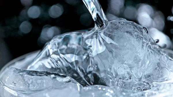 Szczegóły Kieliszka Wódki Nalewającej Skalny Lód Super Ujęcie Makro — Zdjęcie stockowe