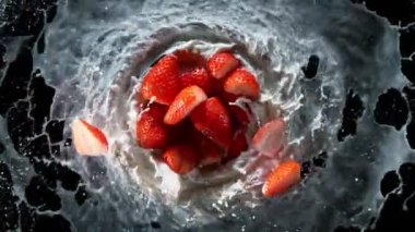 Süper yavaş çekimde, kremalı çilek, üst manzara. Yüksek hızlı sinema kamerası, 1000 fps. Nihai hareket vuruşu.