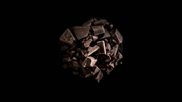 Super Slow Motion Roterande Grupp Choklad Bitar Svart Bakgrund Inspelning — Stockvideo