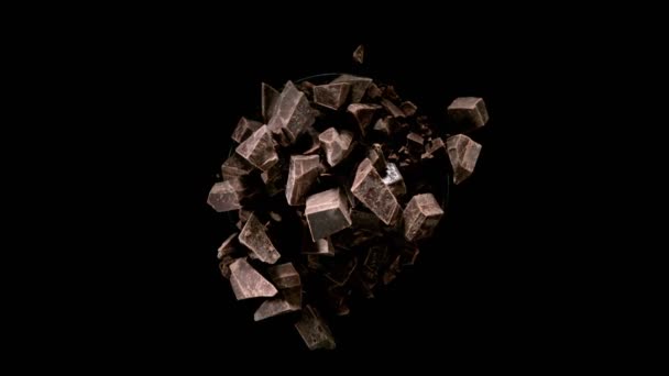 黒を背景に生チョコレートピースの回転グループの超スローモーション 高速シネマカメラ 1000Fpsで撮影 究極のモーションショット — ストック動画