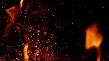 Siyah arka planda izole edilmiş süper yavaş ateş patlaması. Yüksek hızlı sinema kamerası, 1000 fps..