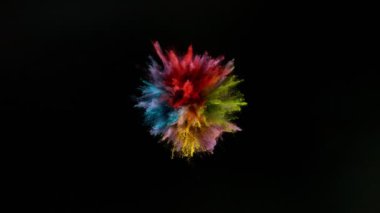 Siyah arka planda izole edilmiş süper yavaş renkli barut patlaması. Yüksek hızlı sinema kamerası, 1000fps.