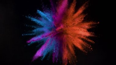 Siyah arka planda izole edilmiş süper yavaş renkli barut patlaması. Yüksek hızlı sinema kamerası, 1000fps.