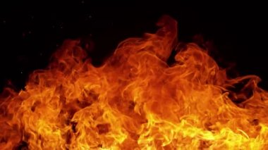 Siyah arka planda izole edilmiş süper yavaş ateş patlaması. Yüksek hızlı sinema kamerası, 1000 fps..
