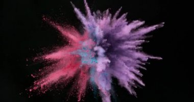 Siyah arka planda izole edilmiş süper yavaş renkli barut patlaması. Yüksek hızlı sinema kamerası, 1000fps.
