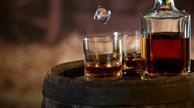 Buz küpünün viski içkisine düşmesi çok yavaş bir hareket. Yüksek hızlı sinema kamerası, 1000fps.