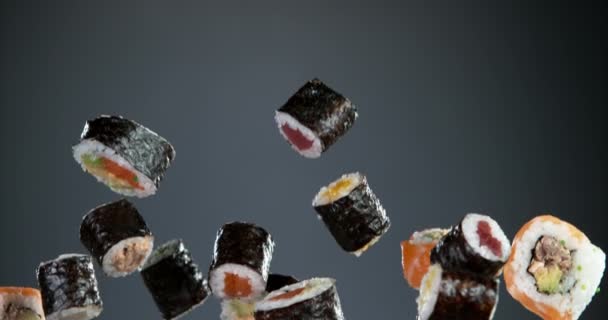 Super Slow Motion Flygande Sushi Bitar Svart Bakgrund Inspelning Höghastighetsbio — Stockvideo