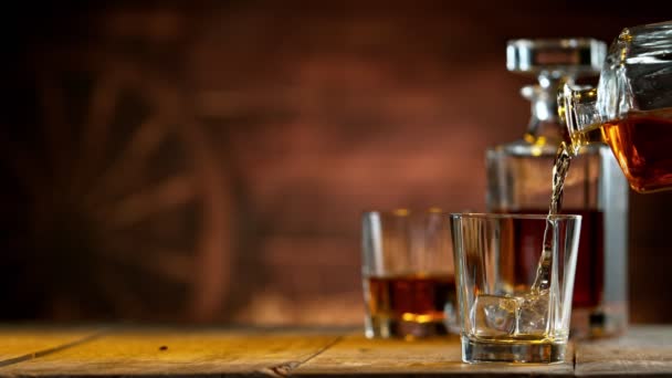 Detaliu Sticla Whisky Turnare Împușcat Sticlă Super Lent Mișcare Efect — Videoclip de stoc
