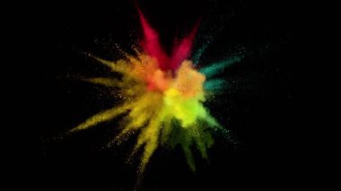 Siyah arka planda izole edilmiş süper yavaş renkli barut patlaması. Hız rampası etkisi. Yüksek hızlı sinema kamerası, 1000fps.