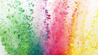 Beyaz arka planda izole edilmiş süper yavaş renkli barut patlaması. Hız rampası etkisi. Yüksek hızlı sinema kamerası, 1000fps.