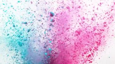 Beyaz arka planda izole edilmiş süper yavaş renkli barut patlaması. Hız rampası etkisi. Yüksek hızlı sinema kamerası, 1000fps.