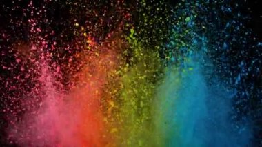Siyah arka planda izole edilmiş süper yavaş renkli barut patlaması. Hız rampası etkisi. Yüksek hızlı sinema kamerası, 1000fps.