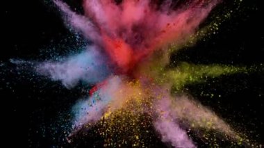 Siyah arka planda izole edilmiş süper yavaş renkli barut patlaması. Hız rampası etkisi. Yüksek hızlı sinema kamerası, 1000fps.