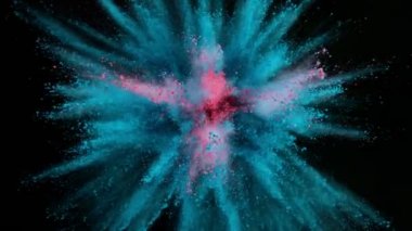 Siyah arka planda izole edilmiş süper yavaş renkli barut patlaması. Yüksek hızlı sinema kamerası, 1000fps.
