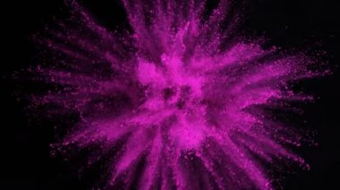 Siyah arka planda izole edilmiş süper yavaş renkli barut patlaması. Yüksek hızlı sinema kamerası, 1000fps.
