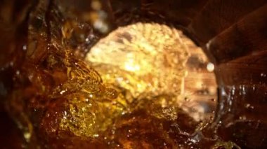 Fıçının içine viski, rom ya da konyak koymanın çok yavaş bir yolu. Yüksek hızlı sinema kamerasıyla çekildi, 1000fps. Tahta fıçının içinde nihai kompozisyon görünümü.