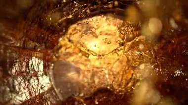 Fıçının içine viski, rom ya da konyak koymanın çok yavaş bir yolu. Yüksek hızlı sinema kamerasıyla çekildi, 1000fps. Tahta fıçının içinde nihai kompozisyon görünümü.