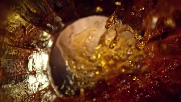 Super Powolny Ruch Nalewania Whisky Rumu Lub Koniaku Beczki Nakręcony — Wideo stockowe