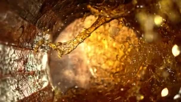 Super Zeitlupe Whiskey Rum Oder Cognac Das Fass Gießen Gefilmt — Stockvideo