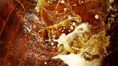 Tahta fıçıda viski sıçratma hareketini dondur. Fıçının içine viski, rom ya da konyak koyma kavramı. Alkolik içecek arka planı.