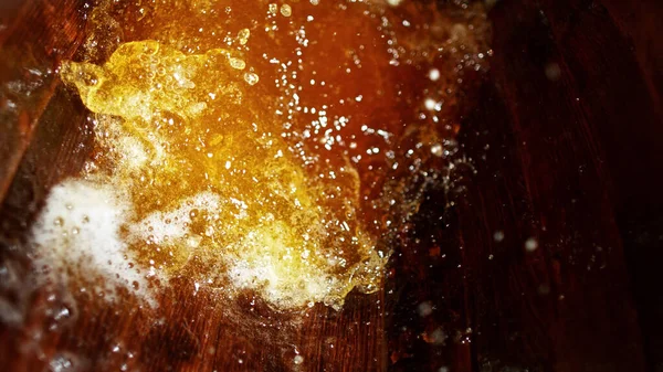 在木桶中倒入啤酒的冻结动作 把啤酒倒入桶中的概念 酒精饮料背景 — 图库照片