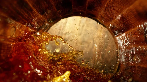 Tahta Fıçıda Viski Sıçratma Hareketini Dondur Fıçının Içine Viski Rom — Stok fotoğraf