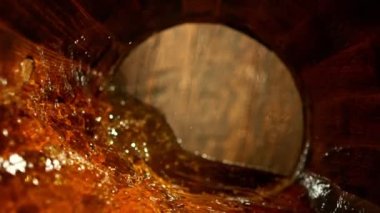 Fıçının içine viski, rom ya da konyak koymanın çok yavaş bir yolu. Yüksek hızlı sinema kamerasıyla çekildi, 1000fps. Tahta fıçının içinde nihai kompozisyon görünümü.