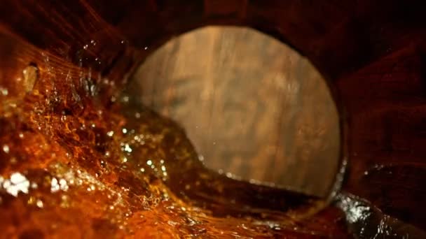 樽の中にウイスキー ラム酒 コニャックを注ぐという超スローモーション 高速シネマカメラ 1000Fpsで撮影 木製のケグ内の究極の組成ビュー — ストック動画