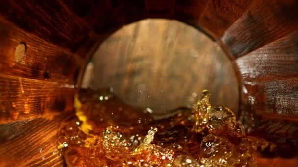 Super Cámara Lenta Verter Whisky Ron Coñac Dentro Del Barril — Vídeo de stock