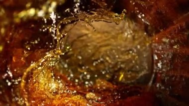 Fıçının içine viski, rom ya da konyak koymanın çok yavaş bir yolu. Yüksek hızlı sinema kamerasıyla çekildi, 1000fps. Tahta fıçının içinde nihai kompozisyon görünümü.