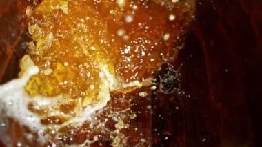 Fıçının içine bira doldurmanın süper yavaş çekimi. Yüksek hızlı sinema kamerasıyla çekildi, 1000fps. Tahta fıçının içinde nihai kompozisyon görünümü.