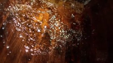 Fıçının içine beyaz şarap dökmek için süper yavaş çekim. Yüksek hızlı sinema kamerasıyla çekildi, 1000fps. Tahta fıçının içinde nihai kompozisyon görünümü.