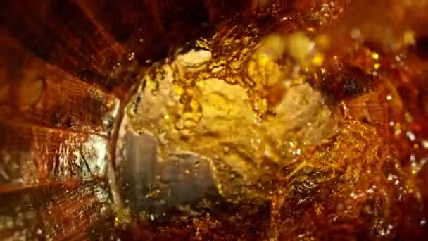 Super Zeitlupe Whiskey Rum Oder Cognac Das Fass Gießen Gefilmt — Stockvideo