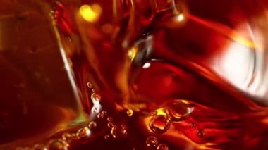 Süper makro karede viski koymanın süper yavaş çekimi. Yüksek hızlı sinema kamerasıyla çekildi, 1000fps. Hız rampası etkisi.