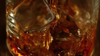 Viski ya da romu kaydırak hareketli çok yavaş bir şekilde dökerim. Hız rampası etkisi. Yüksek hızlı sinema kamerasıyla çekilmiş. Hız rampası etkisi.