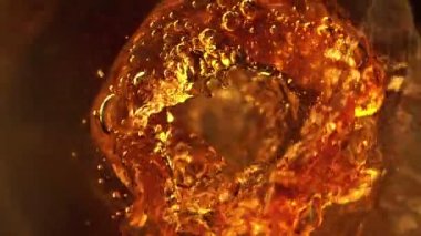 Şişenin içine viski, rom ya da konyak koymanın süper yavaş çekimi, makro shot. Yüksek hızlı sinema kamerası, 1000fps