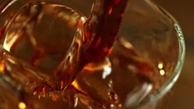 Süper makro karede viski koymanın süper yavaş çekimi. Yüksek hızlı sinema kamerasıyla çekildi, 1000fps. Hız rampası etkisi.