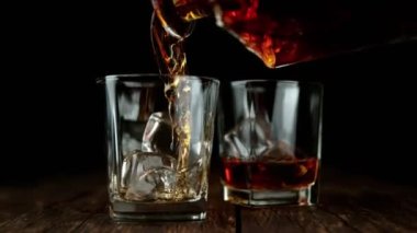 Viski ya da romu kaydırak hareketli çok yavaş bir şekilde dökerim. Hız rampası etkisi. Yüksek hızlı sinema kamerasıyla çekilmiş. Hız rampası etkisi.
