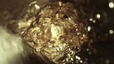 Beyaz şarabın süper yavaş çekimleri, şişe manzaralı. Yüksek hızlı sinema kamerası, 1000 fps..