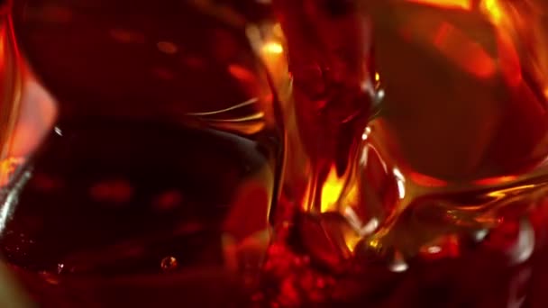 Super Slow Motion Pouring Whiskey Super Macro Shot Filmed High — Vídeo de Stock