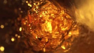Şişenin içine viski, rom ya da konyak koymanın süper yavaş çekimi, makro shot. Yüksek hızlı sinema kamerası, 1000fps
