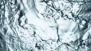 Su yüzeyini dalgalı şekillerde karıştırmak için süper yavaş çekim. Yüksek hızlı sinema kamerası, 1000 fps..